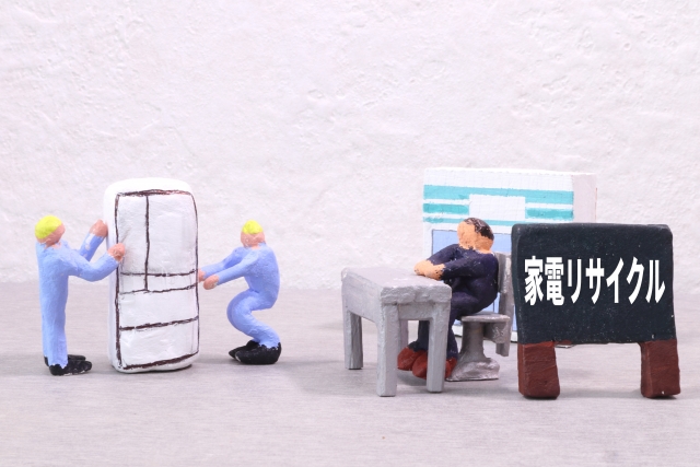 働く人々と指示を出す人物の図